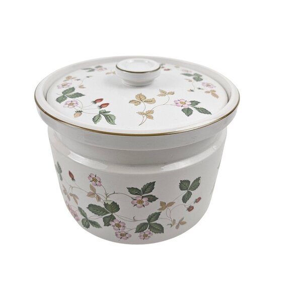 Wedgwood Other - Wedgwood 3.5 Qt Covered Casserole Wild Strawberry England Oven to Table Vintage